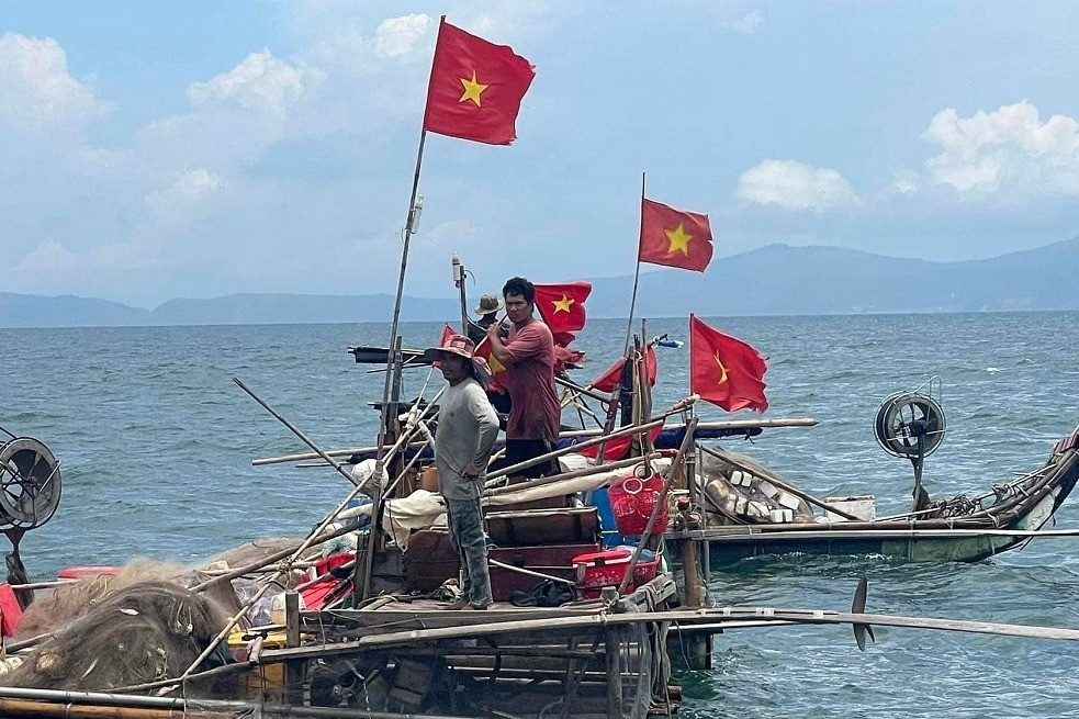 Tàu cá va chạm với bè mảng, 1 ngư dân rơi xuống biển tử vong