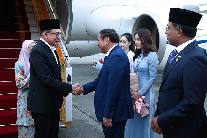 Thủ tướng Malaysia và phu nhân đến Hà Nội, bắt đầu thăm chính thức Việt Nam