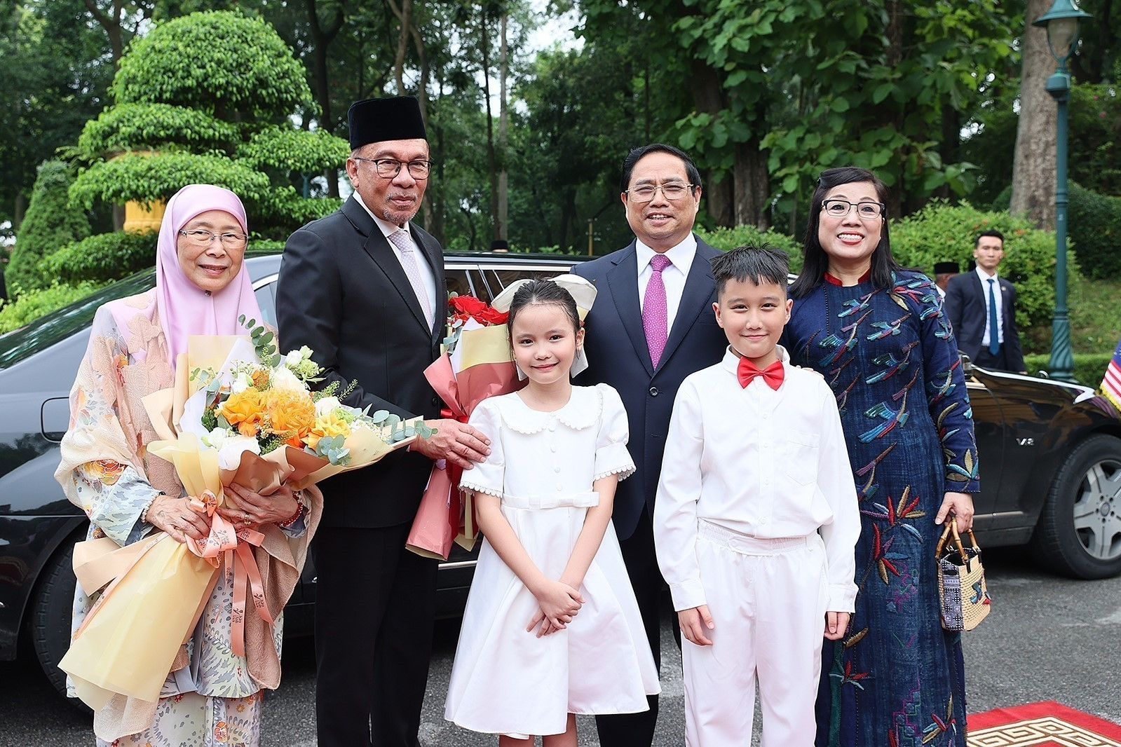 Thủ tướng Phạm Minh Chính và phu nhân chủ trì lễ đón Thủ tướng Malaysia