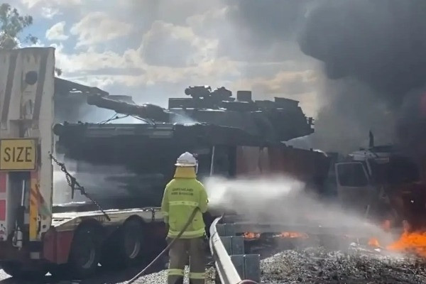 Xe tải chở xe tăng Abrams gặp tai nạn, đâm liên hoàn nhiều ôtô ở Australia