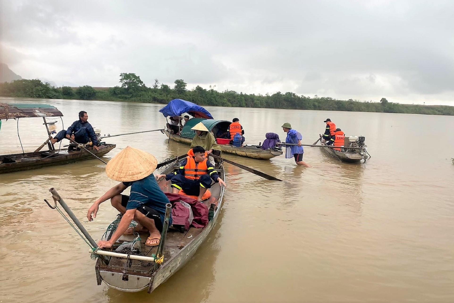 3 học sinh mất tích trên sông Lam: Đã tìm thấy thi thể 2 anh em ruột