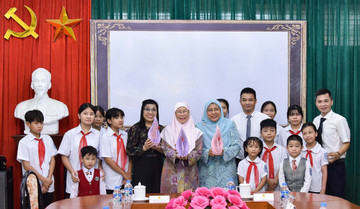 Món quà đặc biệt trẻ em tặng hai phu nhân Thủ tướng Việt Nam và Malaysia