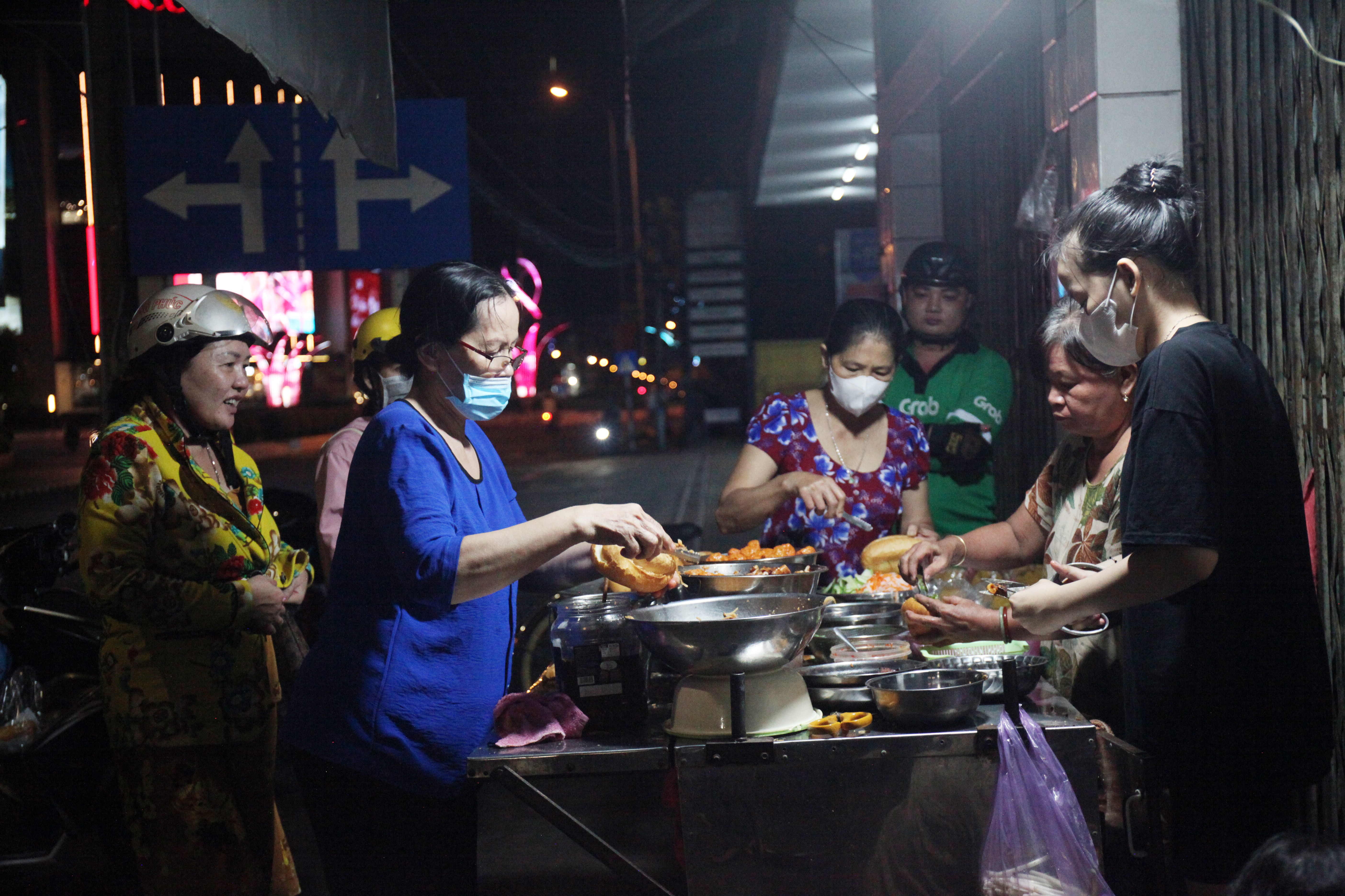 'Bánh mì ma' nức tiếng Cần Thơ, khách sành ăn mê mẩn, tấp nập xếp hàng chờ mua