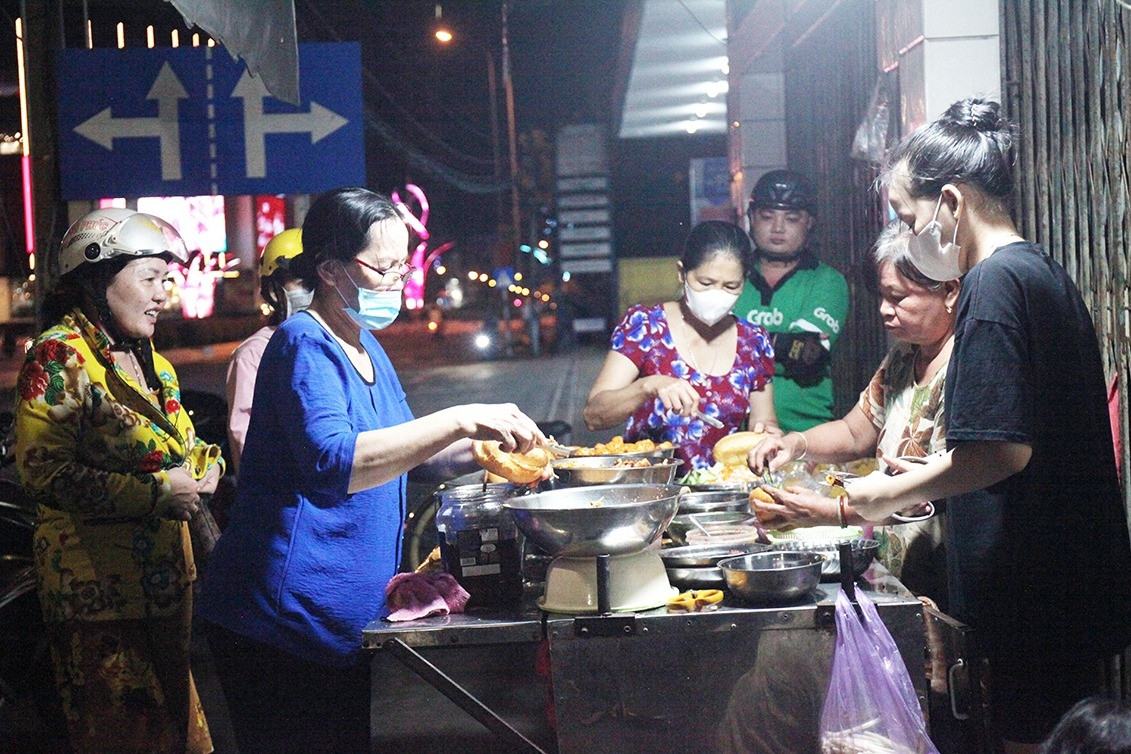 'Bánh mì ma' nức tiếng Cần Thơ, khách sành ăn mê mẩn, tấp nập xếp hàng chờ mua