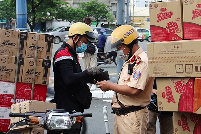 Biết sai nhưng vẫn chở hàng cồng kềnh, người vi phạm viện cớ kiếm sống