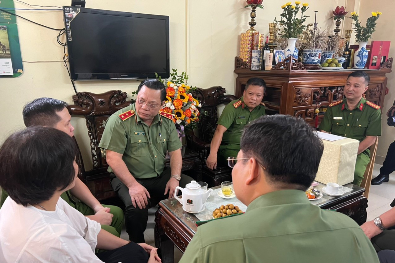 Công an Hà Nội thăm hỏi, tặng quà thân nhân liệt sĩ và cán bộ thương binh