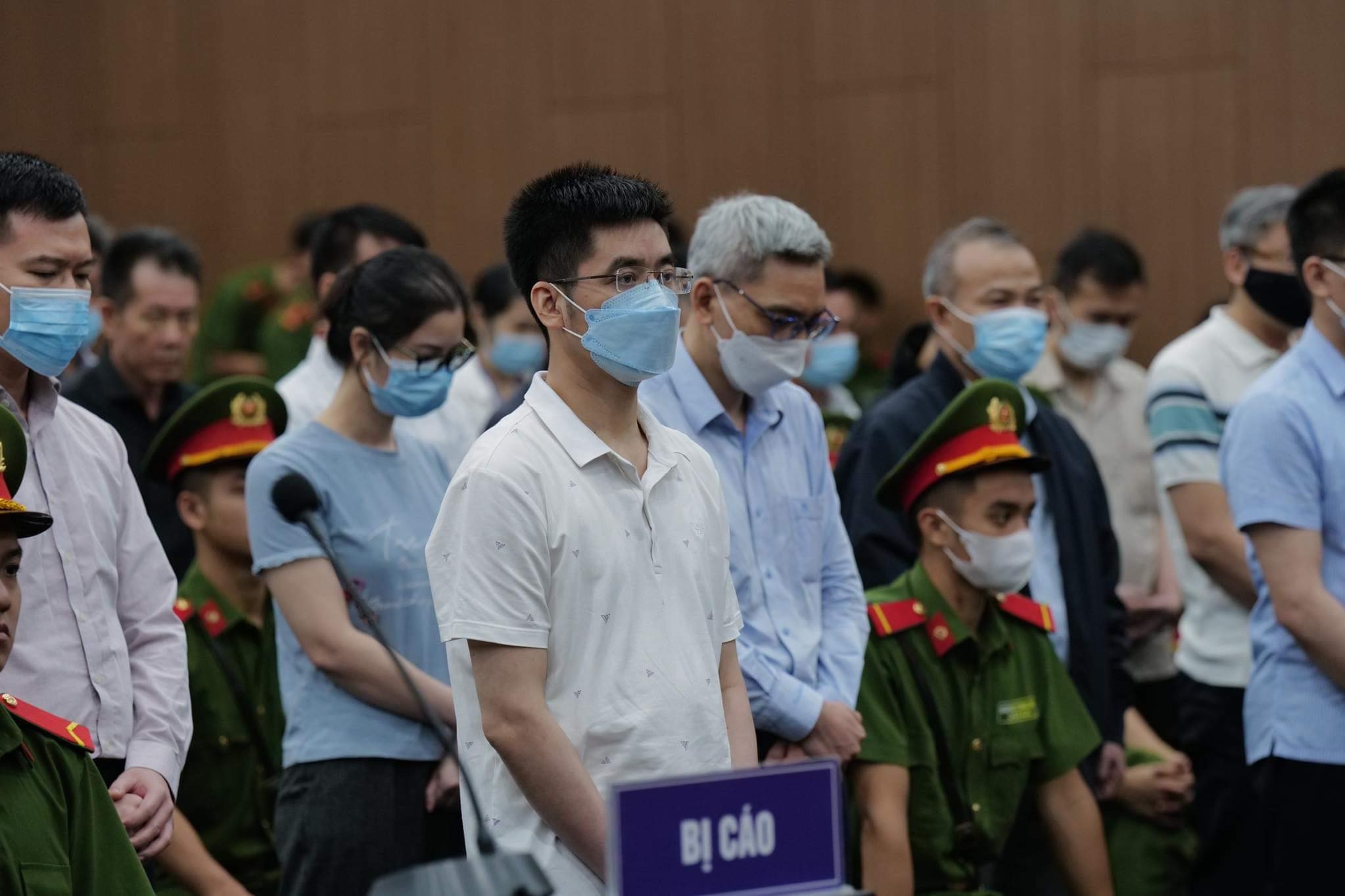 Cựu điều tra viên Hoàng Văn Hưng đòi đưa căn cứ trong cặp có 450 nghìn USD