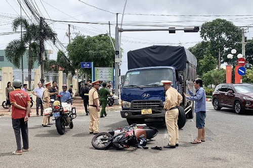 Dừng chờ đèn đỏ, người đàn ông 50 tuổi bị xe tải tông tử vong