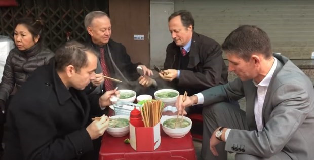 Foreign leaders’ strolls prove freedom, democracy in Vietnam hinh anh 4