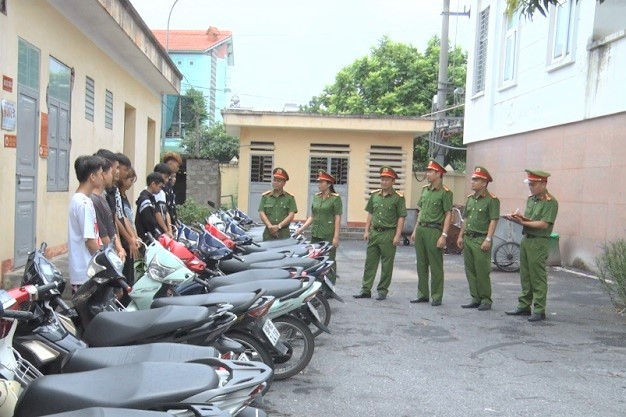 Khởi tố nhóm thanh thiếu niên lạng lách đánh võng, đạp ô tô trên đường