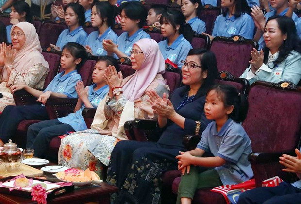Spouses of Vietnamese, Malaysian PMs enjoy water puppetry in Hanoi