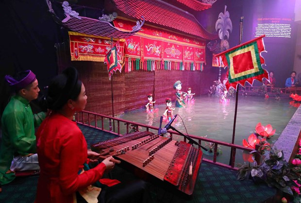 Spouses of Vietnamese, Malaysian PMs enjoy water puppetry in Hanoi hinh anh 2