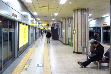 Tấn công bằng dao gần ga tàu điện ngầm Seoul, 4 người thương vong