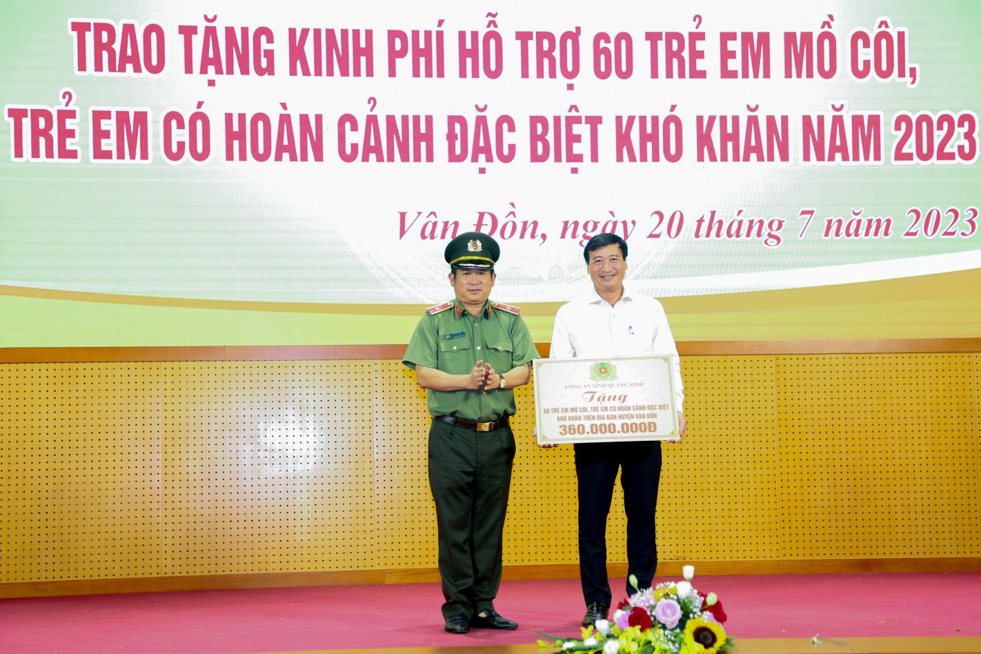 Thiếu tướng Đinh Văn Nơi đại diện trao kinh phí hỗ trợ trẻ mồ côi