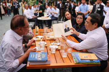 Thủ tướng Phạm Minh Chính tặng Thủ tướng Malaysia sách của Bác Hồ và Tổng Bí thư