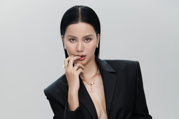 Top 5 Hoa hậu Hoàn vũ Hương Ly nóng bỏng với vest không nội y