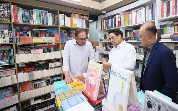 Vietnamese, Malaysian PMs visit Hanoi's book street, enjoy coffee hinh anh 1