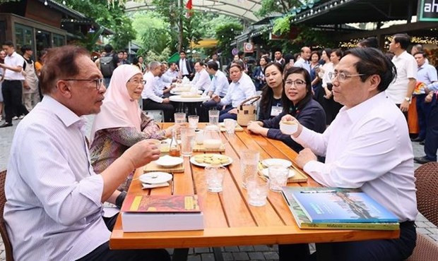 Vietnamese, Malaysian PMs visit Hanoi's book street, enjoy coffee hinh anh 2