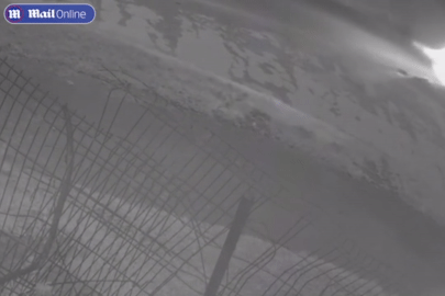 Ô tô mất lái đâm thẳng vào tòa nhà, 5 thanh niên bị thương nặng