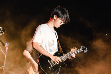 Con trai guitarist Trần Tuấn Hùng gây ấn tượng khi chơi nhạc giữa vịnh Hạ Long
