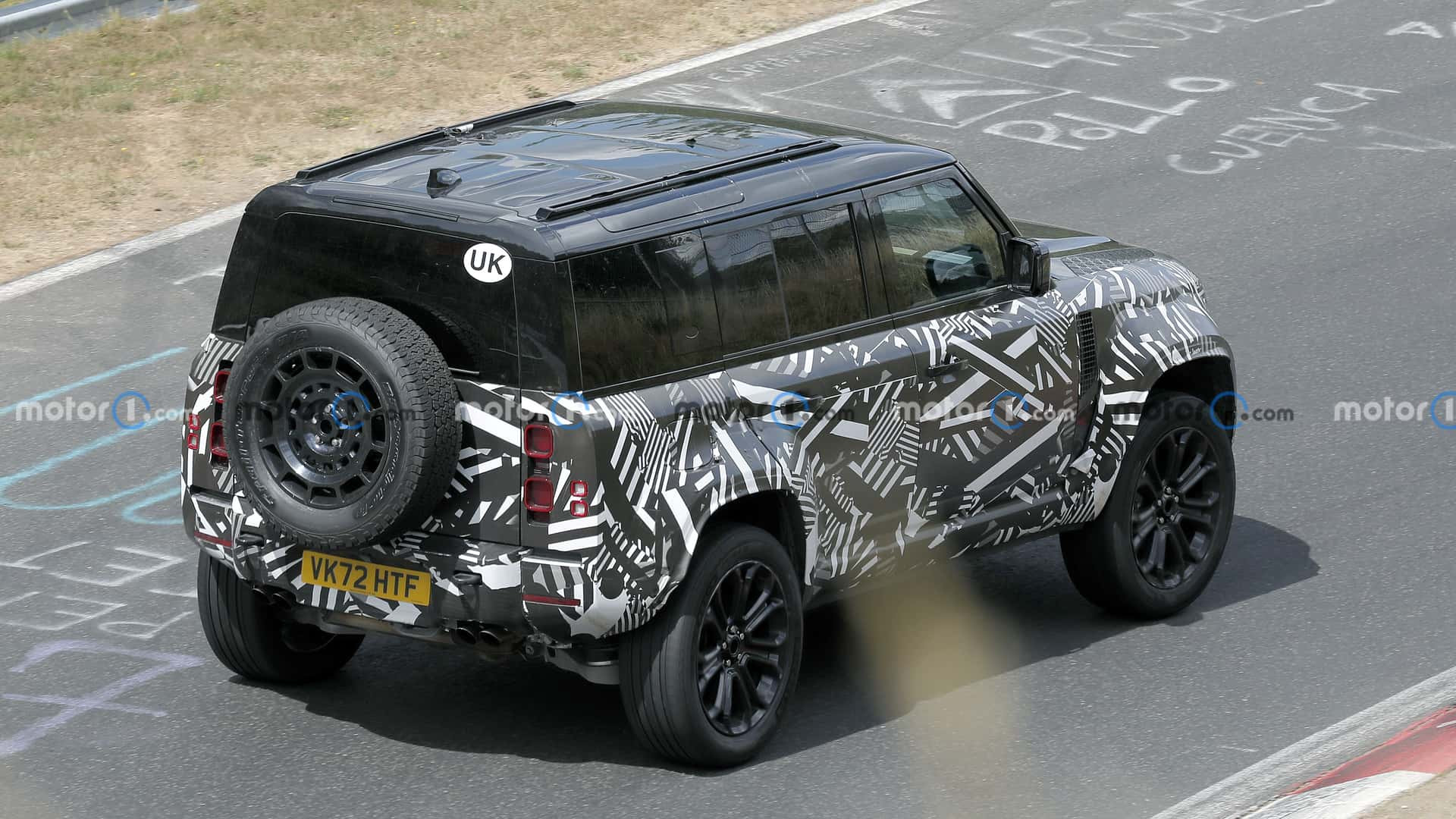 Lộ diện Land Rover Defender phiên bản mới, đấu Mercedes-AMG G 63