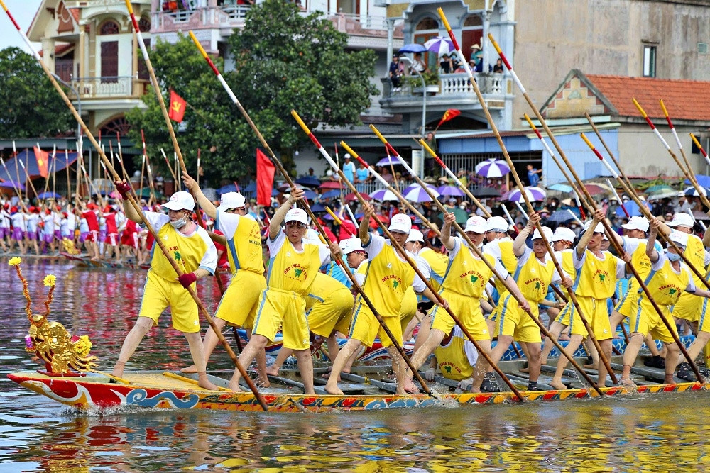 Du khách thích thú xem phụ nữ trên đảo ở Quảng Ninh đua chải bằng cây sào