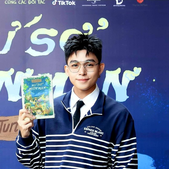 Khi ca sỹ, diễn viên cầm bút ảnh 1