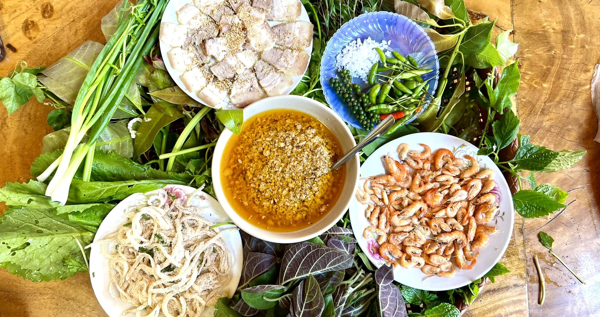 https://static-images.vnncdn.net/files/publish/2023/7/23/mon-goi-ha-hoa-hon-30-loai-la-khach-cuon-moi-tay-dac-san-o-kon-tum-685.jpg?width=0&s=Or6LjE5jnkTWZW-pitmy0A
