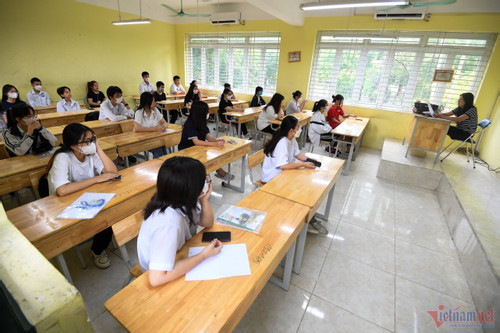 Some Hanoi students travel 80 kilometers a day to study at public school