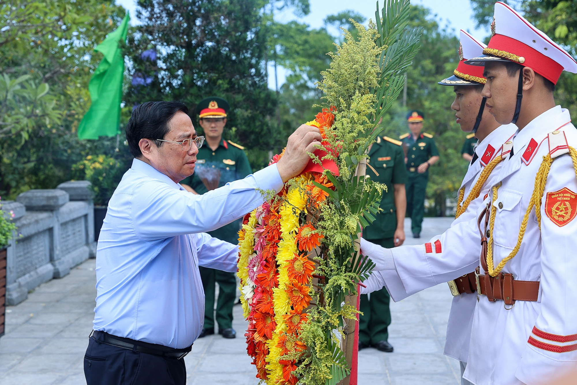 Thủ tướng Phạm Minh Chính dâng hương tưởng nhớ các anh hùng liệt sĩ, tri ân các gia đình chính sách - Ảnh 7.