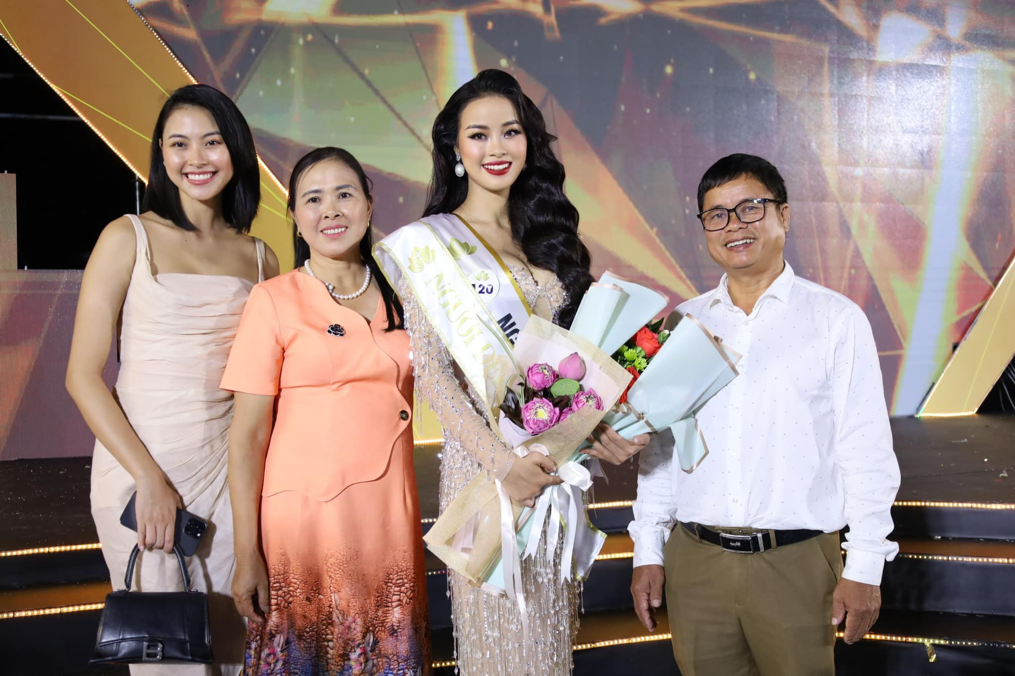 Chị gái nghẹt thở, tiết lộ điều bất công với Á hậu Miss World Vietnam Đào Hiền