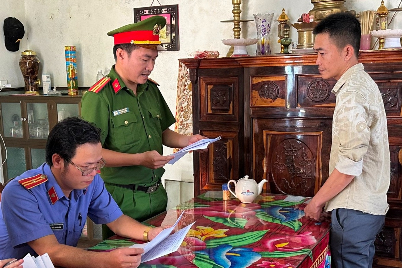 Bắt viên chức văn phòng đăng ký đất đai ở Quảng Ngãi