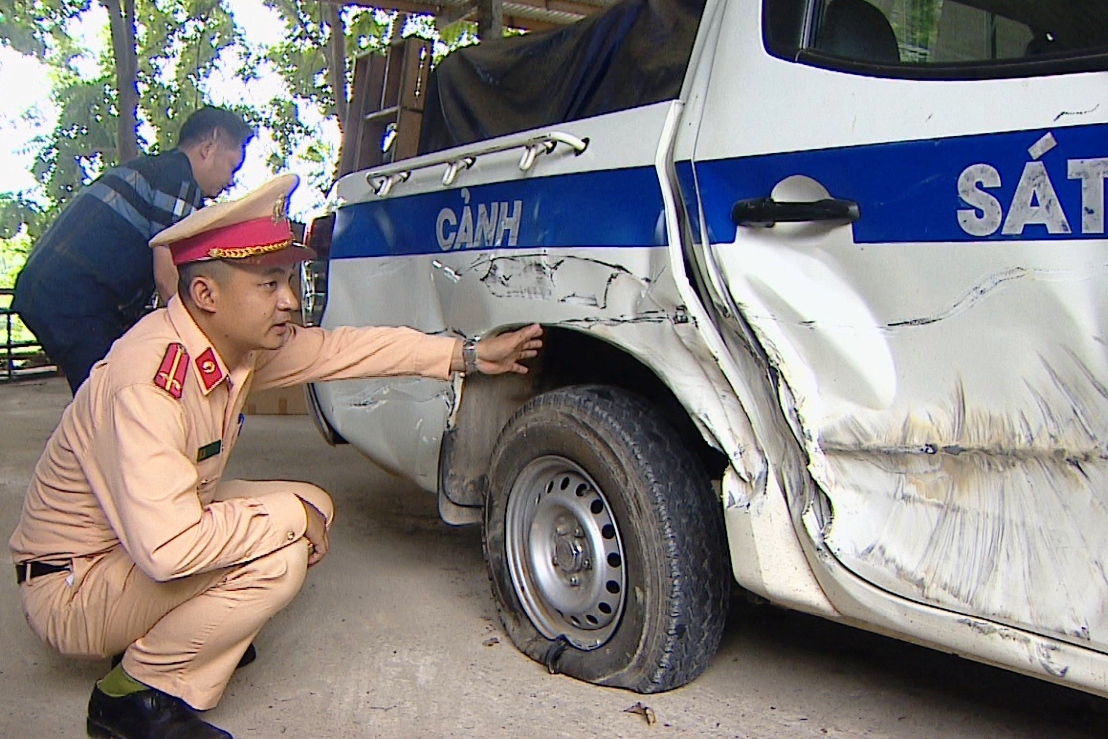 Tài xế xe chở cát liều lĩnh tông vào xe CSGT khi bị lập biên bản