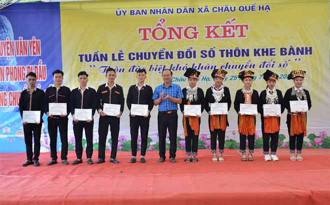 Lãnh đạo xã Châu Quế Hạ trao giấy chứng nhận hộ gia đình số cho người dân thôn Khe Bành. (Ảnh minh họa)