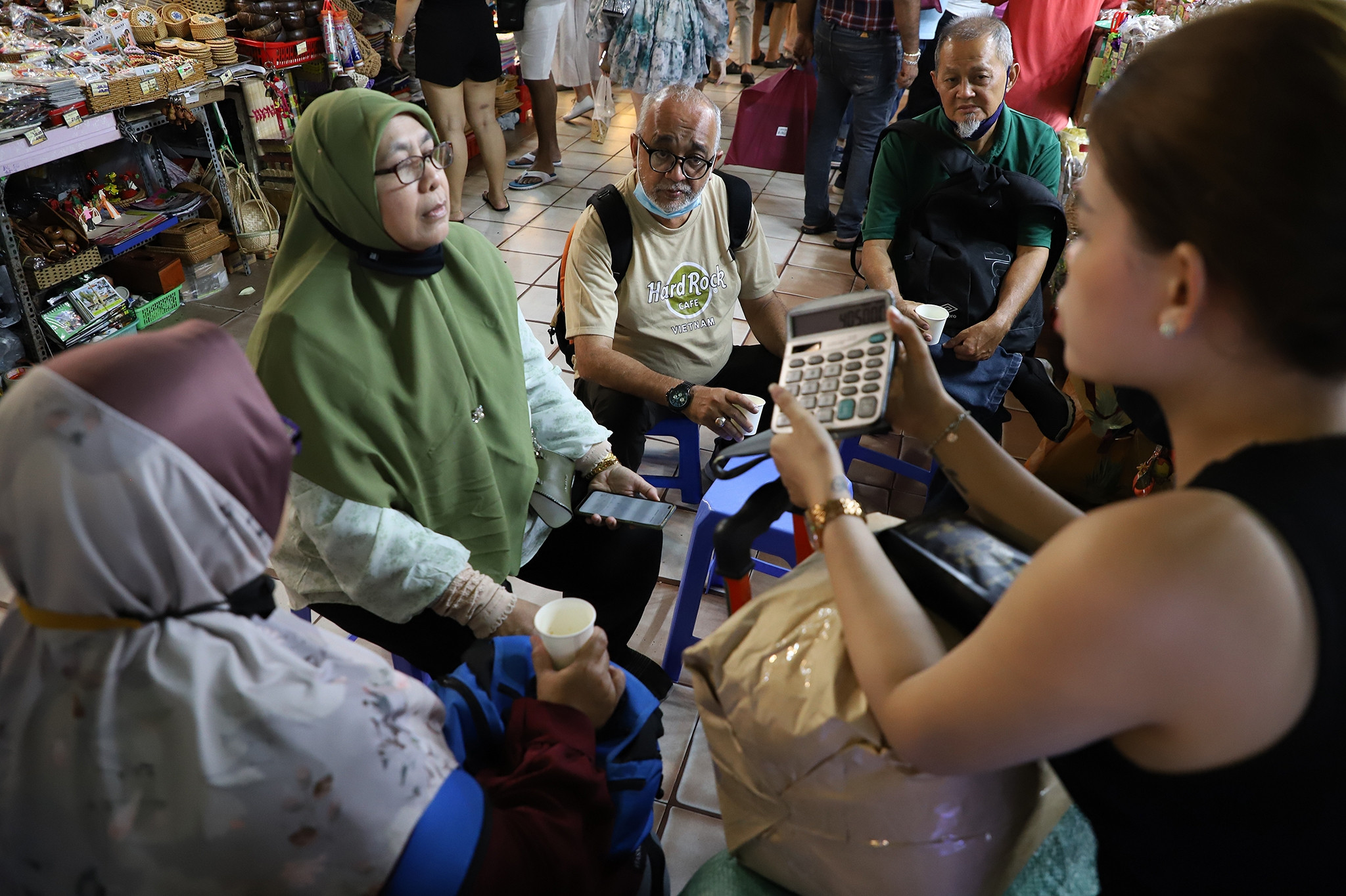 Chợ Bến Thành đông khách, tiểu thương vẫn than ế ẩm