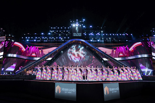 Đạo diễn Hoàng Nhật Nam dàn dựng sân khấu hoành tráng cho Miss World Vietnam