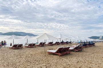 Đặt dù, ghế trên bãi biển Nha Trang theo khung giờ, ưu tiên phục vụ cộng đồng