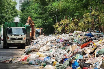 Xử phạt hàng loạt xe chở rác ở Hà Nội để nước thải chảy ra đường