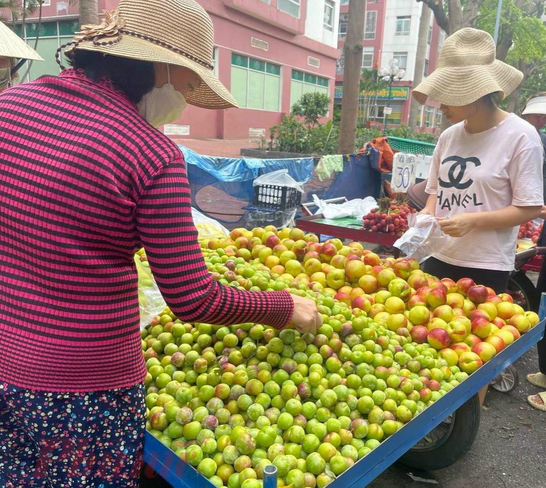 Nhiều xe đẩy cũng bán mận tróc Trung Quốc chung với đào Trung Quốc lập lờ mận cơm Mộc Châu, đào Sapa