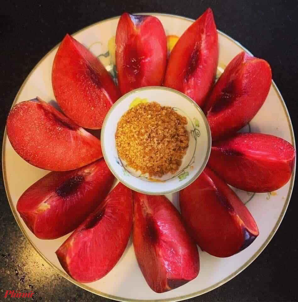 Mận Úc có ruột màu đỏ, vị ngọt, giá trên 200.000 đồng/kg - Ảnh: Nguyễn Cẩm