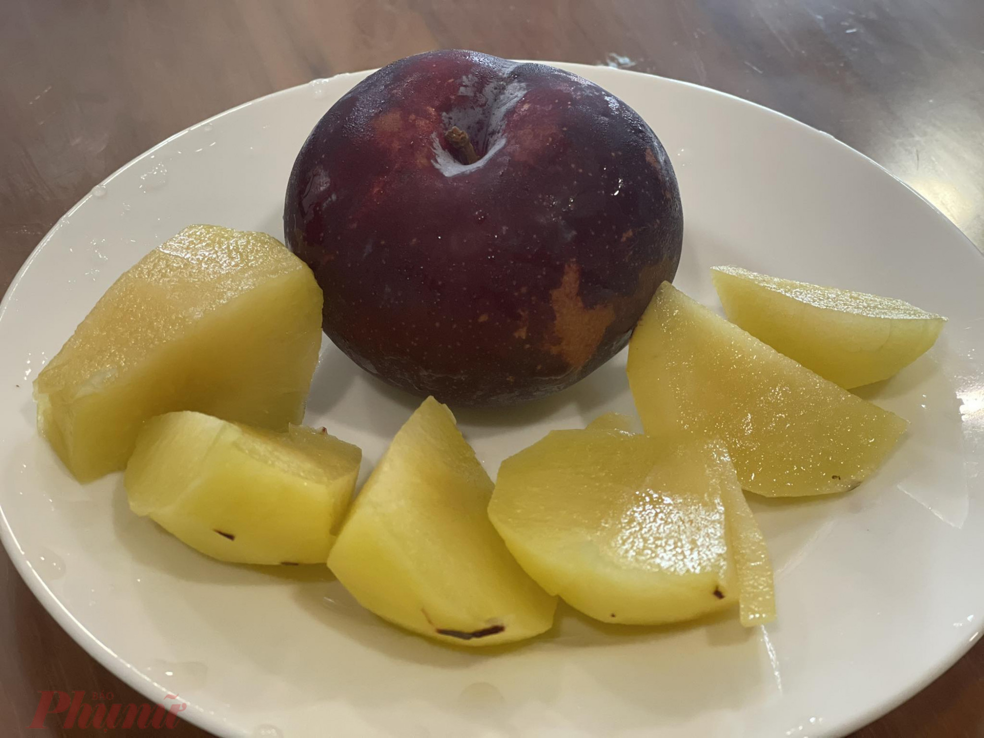 Mận Trung Quốc ruột màu vàng, vị chua , giá 50.000 đồng/kg - Ảnh: Nguyễn Cẩm