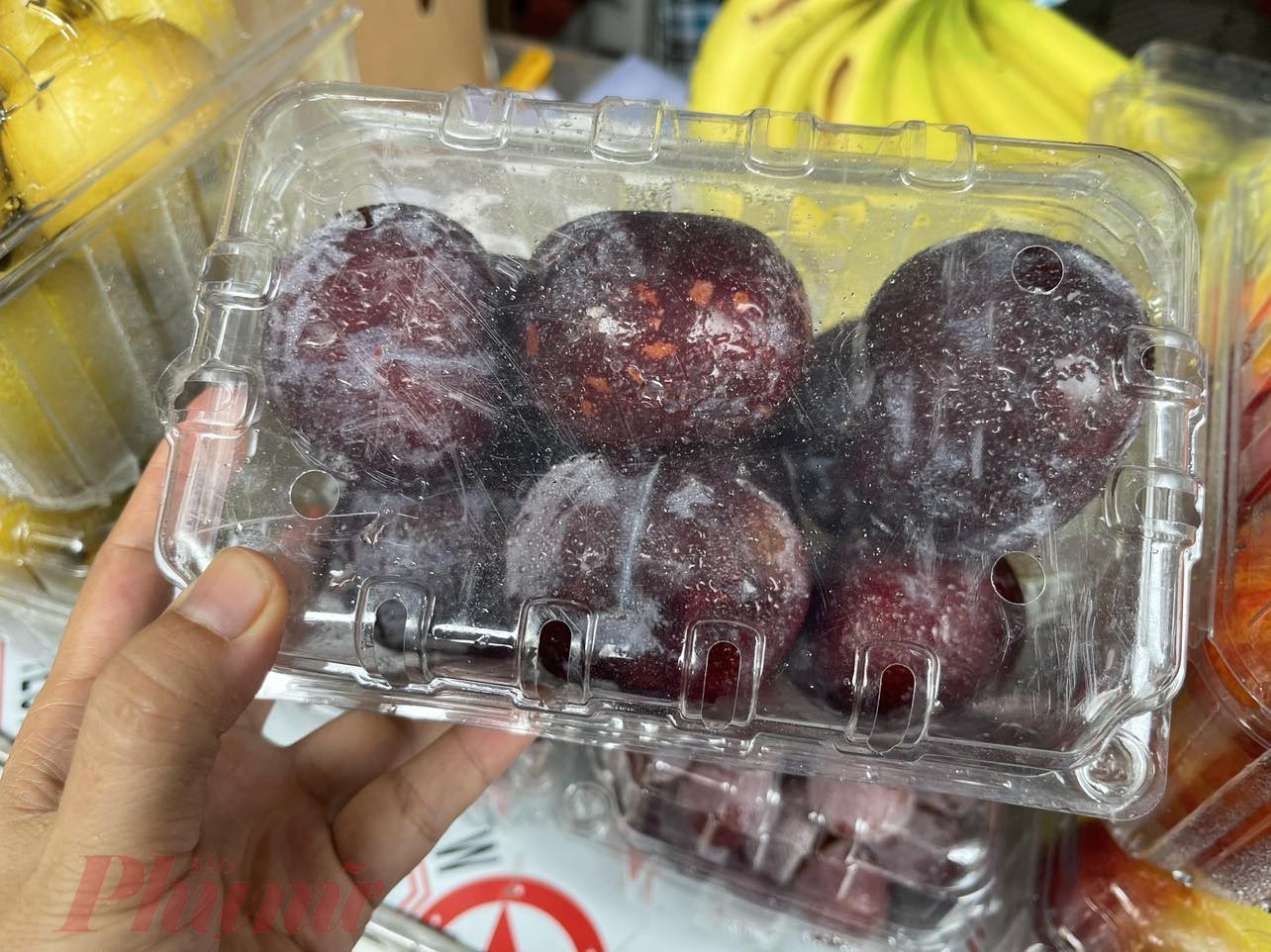 Mận Trung Quốc được đóng hộp, người tiêu dùng khó biết được nguồn gốc, xuất xứ - Ảnh: Nguyễn Cẩm