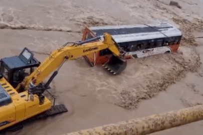 'Nghẹt thở' giải cứu xe buýt chở 40 khách mắc kẹt giữa dòng nước lũ