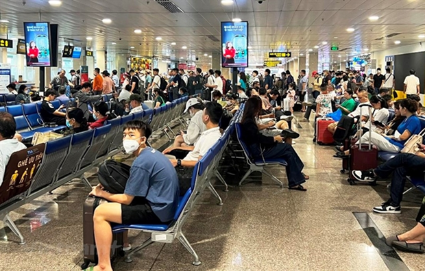 Passengers eligible for refunds if flights delay for five hours or more hinh anh 1