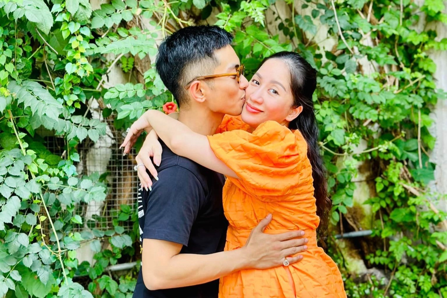 Phan Hiển ôm hôn Khánh Thi giữa đường phố Trung Quốc