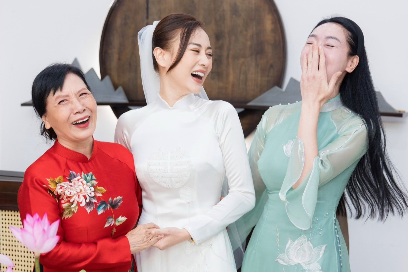 Phương Oanh đưa mẹ Shark Bình đi thử áo dài cho ngày trọng đại