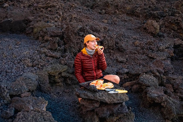 Video du khách nướng và ăn pizza trên miệng núi lửa đang hoạt động 'gây sốt'