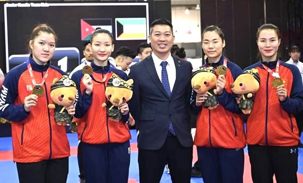 Vietnamese women’s karate team win gold in Asia hinh anh 1