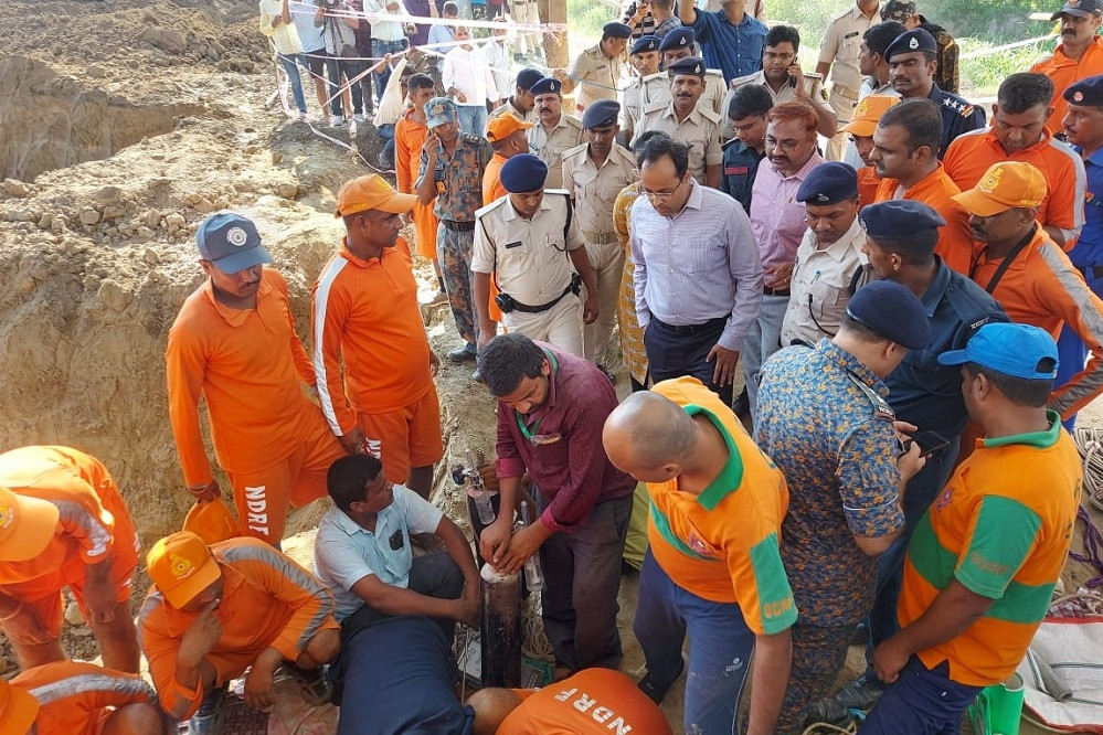 Xem giải cứu bé trai 3 tuổi rơi xuống giếng sâu ở Ấn Độ