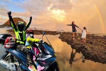 Bà ngoại 60 tuổi đưa cháu gái phượt xe máy dọc cung đường biển đẹp nhất Việt Nam